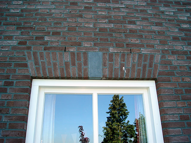 Bouw woonhuis met dubbele garage Someren Heide, boven het raam een strek met hardstenen sluitsteen.