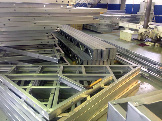 De staalframeprofielen worden in de werkplaats tot complete frames samengesteld.
