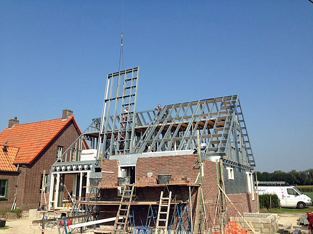 Ook voor het dak worden complete staalframes gebruikt, snel werken dus!