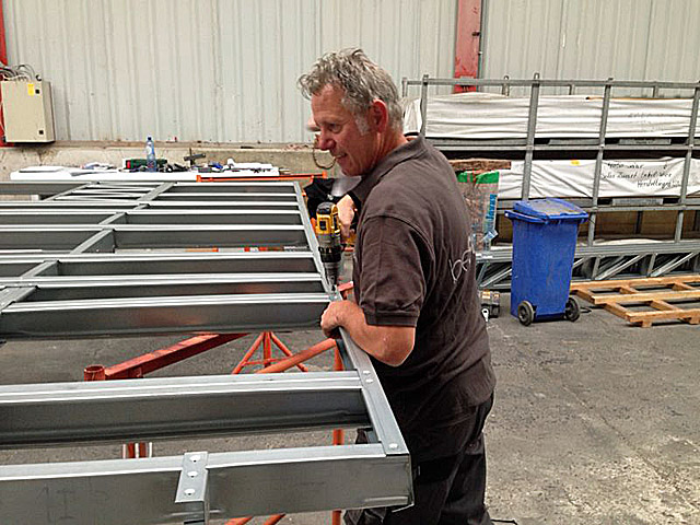 De staalframeprofielen worden in de werkplaats tot complete frames samengesteld.