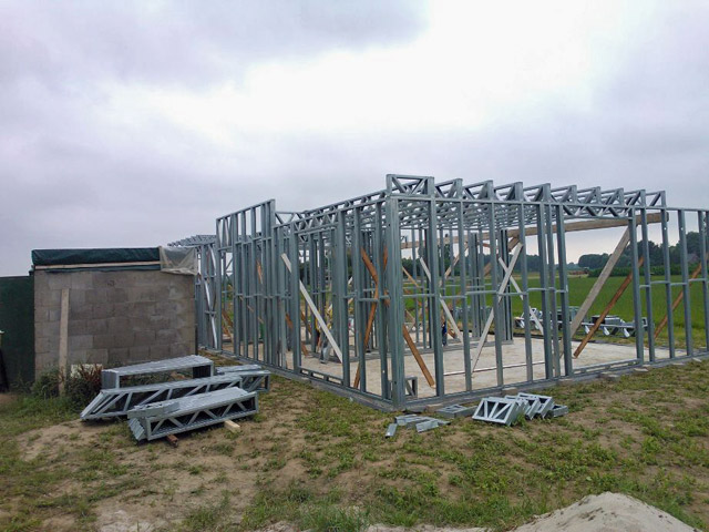 De staalframes worden op de bouwplaats tot complete staalframecasco\'s samengevoegd.