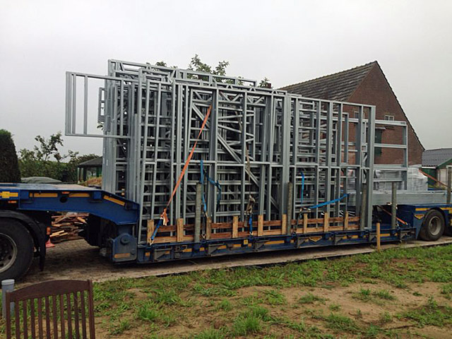 Met speciaal transport worden de frames naar de bouwplaats getransporteerd.