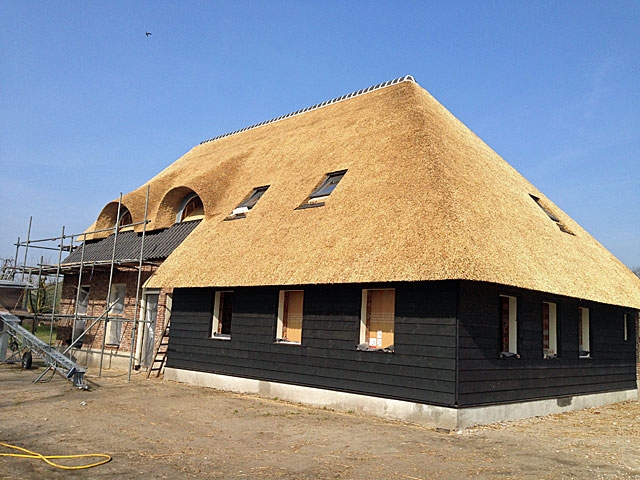 Het rieten dak past perfect bij het vakkundig uitgevoerde traditionele metselwerk.