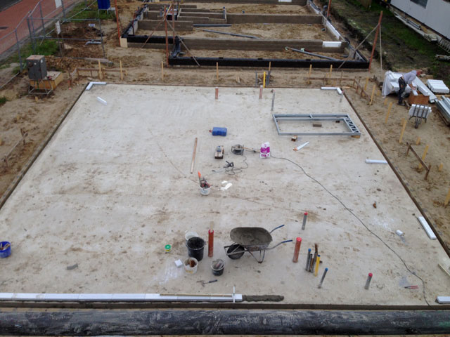 De betonvloer, klaar om de frames te plaatsen.
